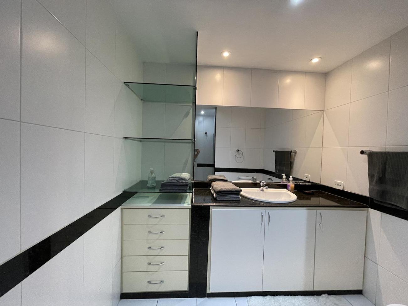 Apartamento Encantador Com Piscina - Besthostrio